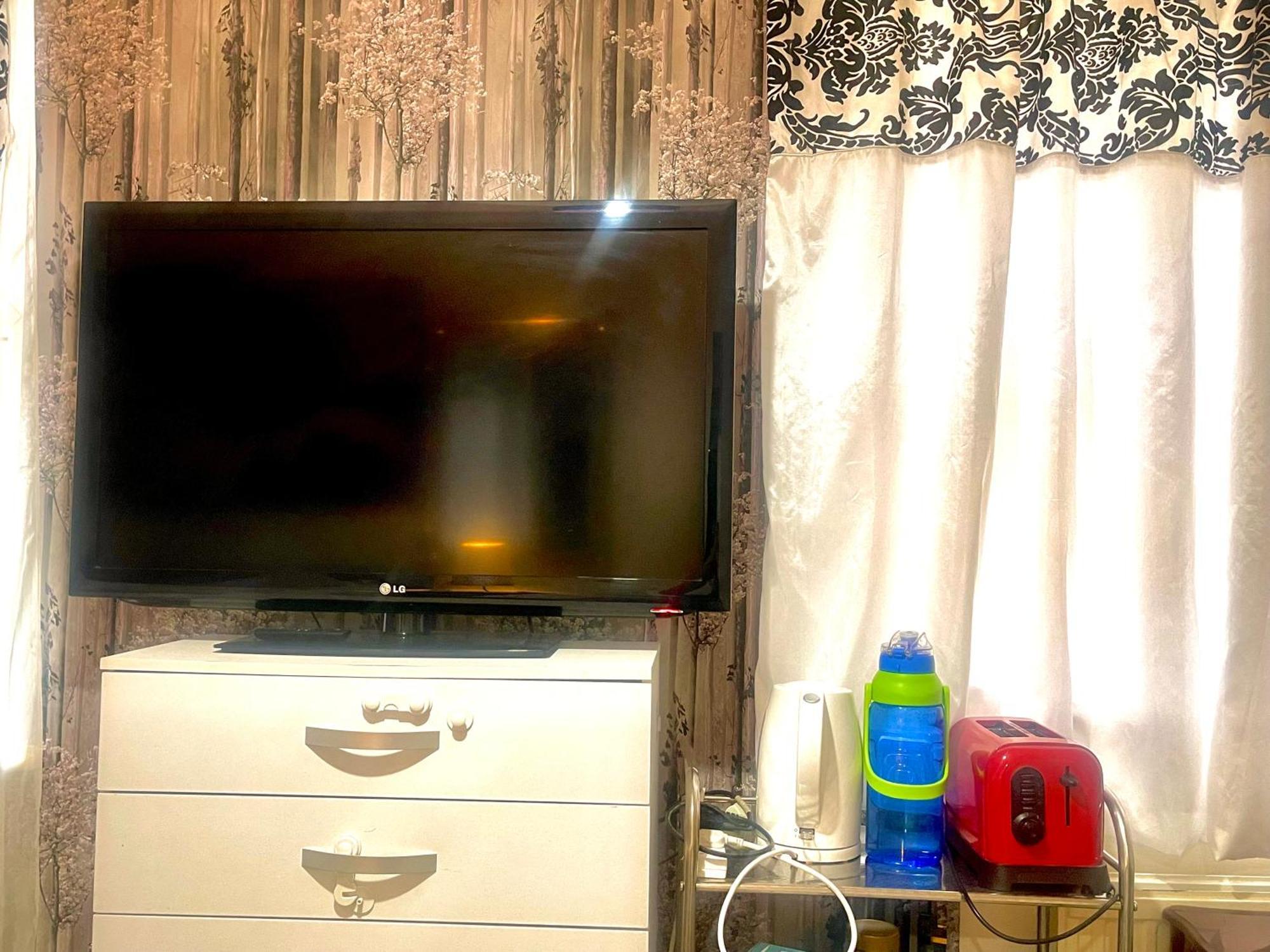 Comfy Double Bedroom With A Private Toilet London Exterior photo