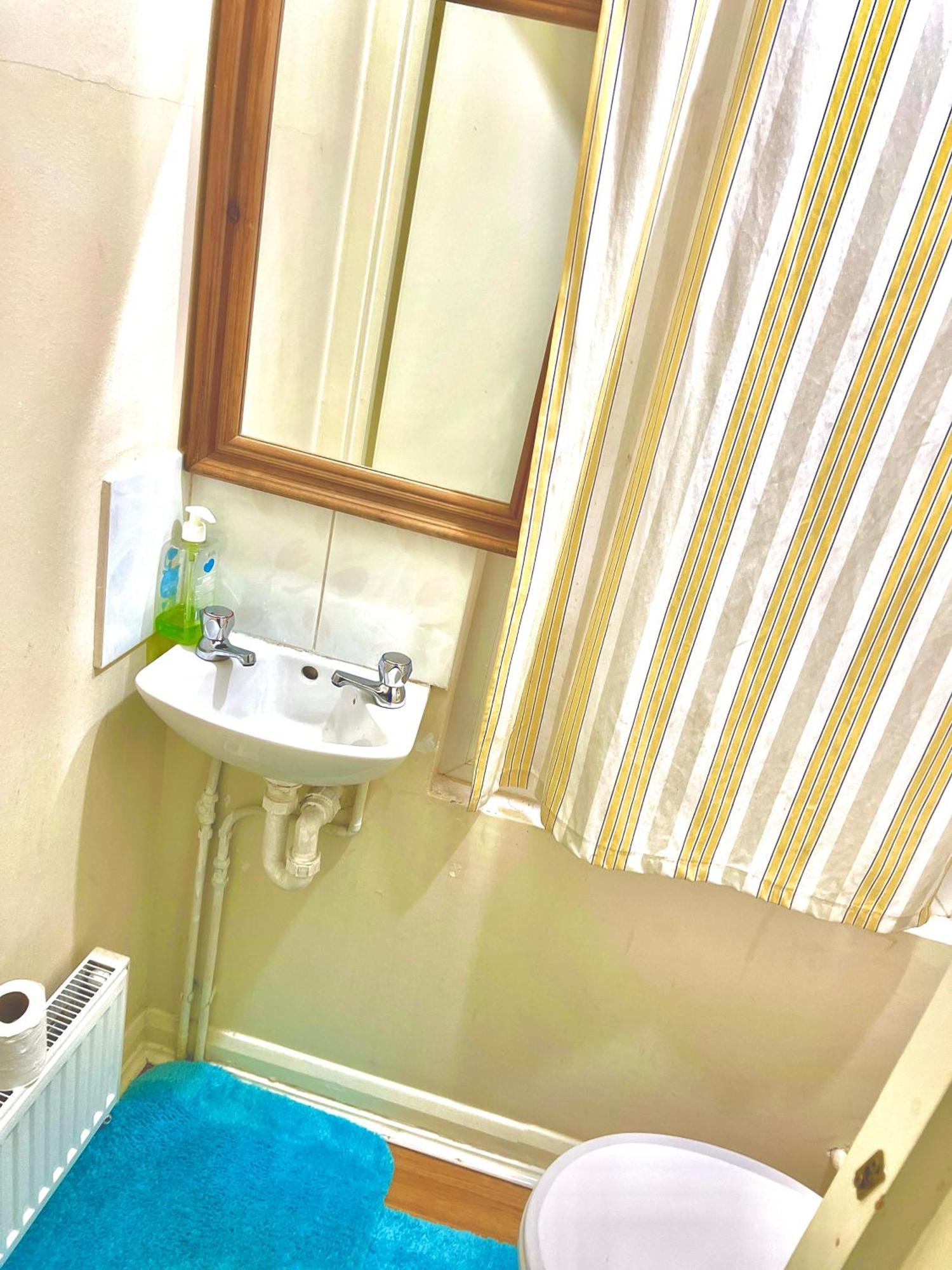 Comfy Double Bedroom With A Private Toilet London Exterior photo